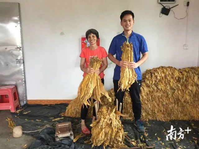 扶贫一线燃烧青春，，，“90后”第一书记为贫困村打造“不走”的事情队