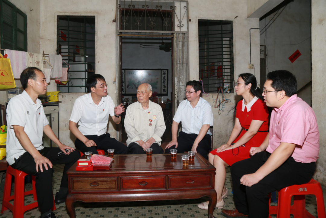 致敬模范，，眷注入心！！ ——白云山gopay钱包“七一”前夕走访慰问老劳模陈雨池同志