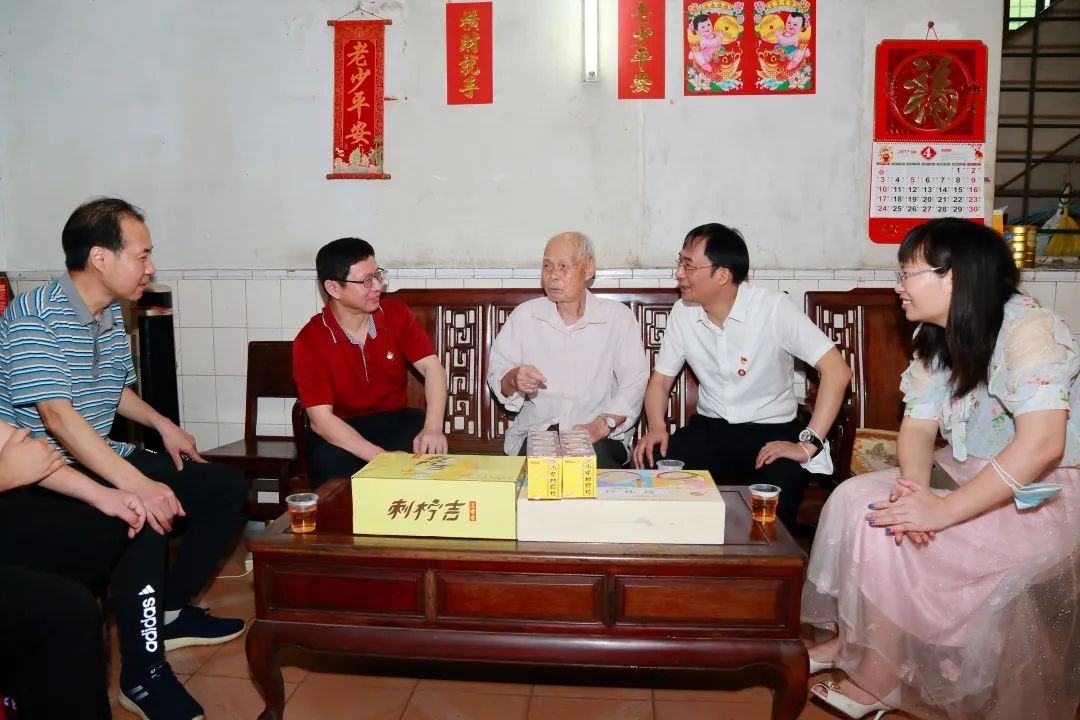 强国再起有我 传承劳模精神——白云山gopay钱包公司向导“五一”前夕走访慰问劳动模范和下层一线员工